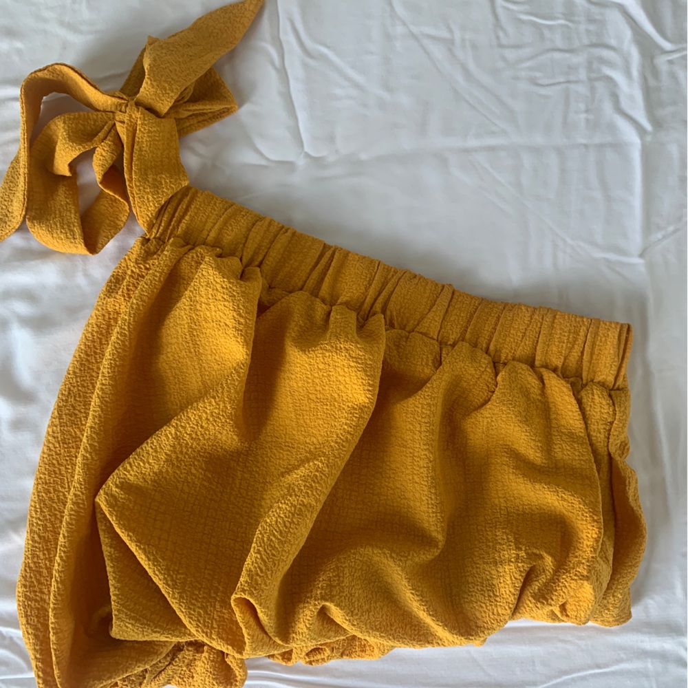 One shoulder crop top
